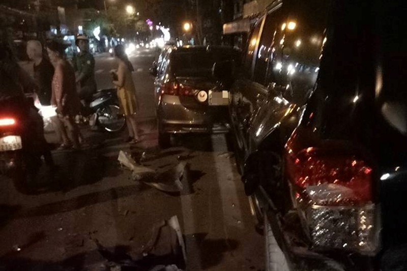 Nam thanh niên điều khiển xe ô tô BMW X6 đâm vào 4 ô tô đang đỗ bên đường gây tai nạn liên hoàn. Ảnh: FB Phuc Truong