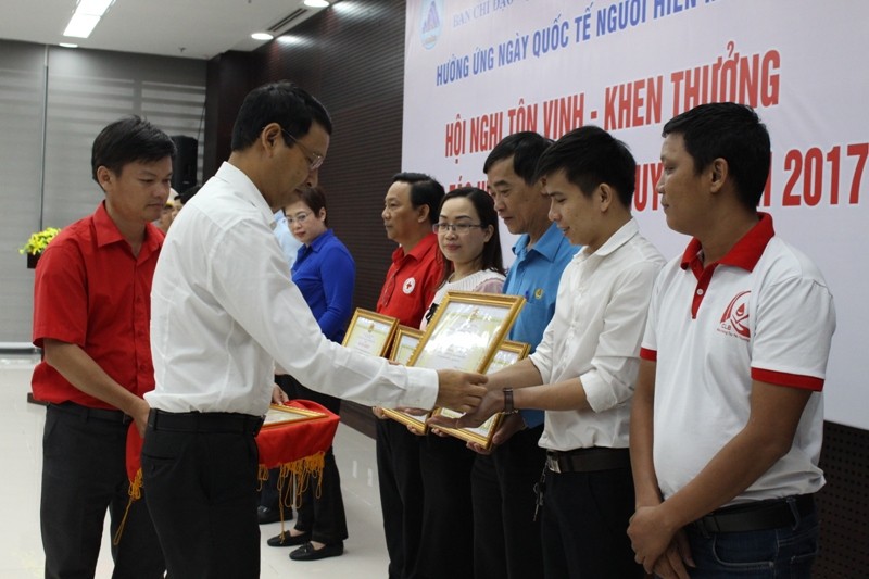 Ông Hồ Kỳ Minh, Phó chủ tịch UBND TP trao bằng khen cho các cá nhân có thành tích xuất sắc trong phong trào hiến máu tình nguyện năm 2017. Ảnh: Giang Thanh