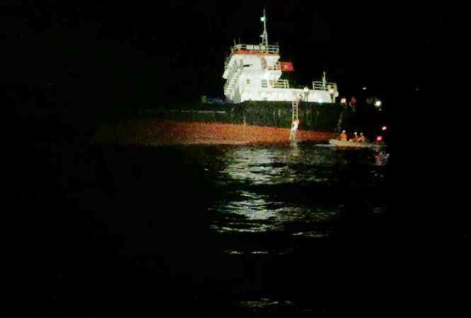 Các tàu cứu nạn tiếp cận tàu Hải Hà 38 để tiến hành cứu hộ thuyền viên