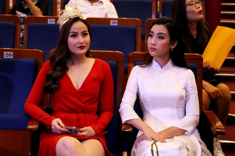 Hoa hậu Việt Nam Đỗ Mỹ Linh xuất hiện trong bộ áo dài trắng duyên dáng cùng với Hoa hậu Hoàn cầu 2017 Đỗ Trần Khánh Ngân. Ảnh: Giang Thanh