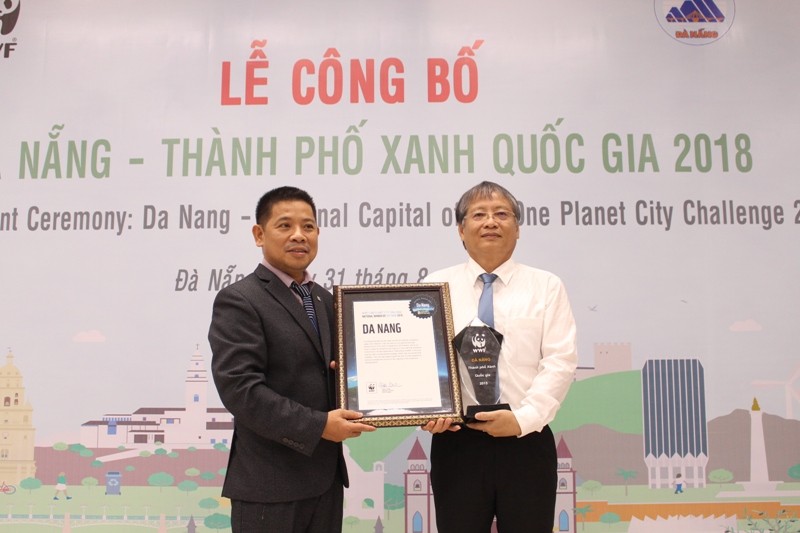 Ông Nguyễn Ngọc Tuấn, PCT UBND TP Đà Nẵng nhận danh hiệu Thành phố Xanh Quốc gia năm 2018 từ đại diện WWF. Ảnh: Giang Thanh