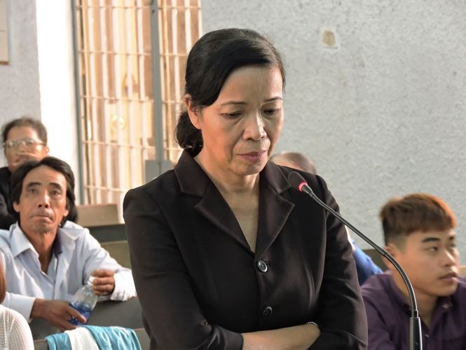 Bị cáo Trương Thị Hoa tại phiên xét xử sơ thẩm. Bị cáo Hoa nguyên là Phó Chánh án TAND huyện Ea Kar (tỉnh Đắk Lắk), bị truy tố vì hành vi nhận hối lộ