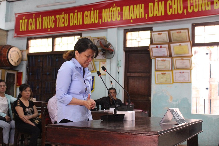 Bị cáo Đinh Thị Hồng khai nhận toàn bộ hành vi tại tại phiên tòa. Ảnh: Giang Thanh