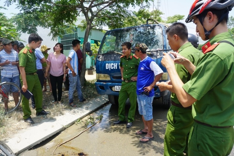 Công ty TNHH giấy Vĩnh Nghiệp và tài xế Quách Văn Sáng bị phạt tổng cộng gần 400 triệu đồng vì hành vi xả nhớt thải vào cống thoát nước dân sinh