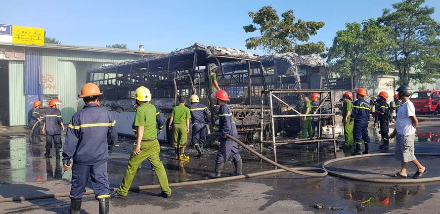 Hai xe khách bốc cháy trơ khung tại Bến xe Đà Nẵng