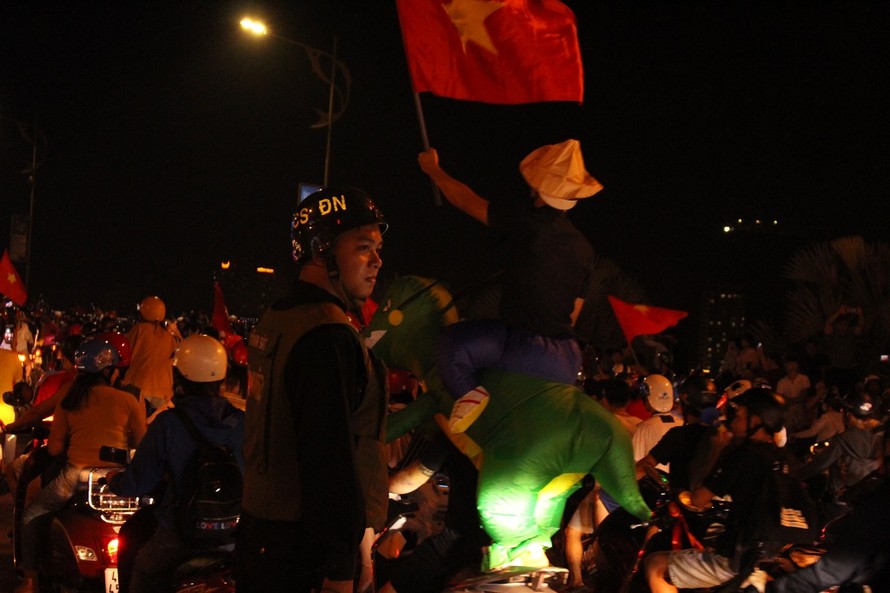 Lực lượng cảnh sát trật tự Đà Nẵng trắng đêm phân luồng giao thông