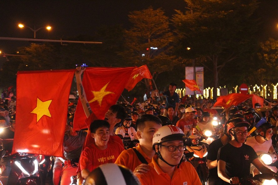 Hàng nghìn người dân Đà Nẵng đổ ra đường "đi bão" ăn mừng Việt Nam đến gần hơn với chức vô địch AFF Cup 2018