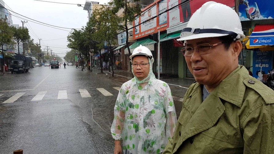 Ngay trong sáng nay (9/12), CT UBND TP Đà Nẵng Huỳnh Đức Thơ đã "đội mưa" thị sát toàn bộ các điểm ngập úng trên địa bàn