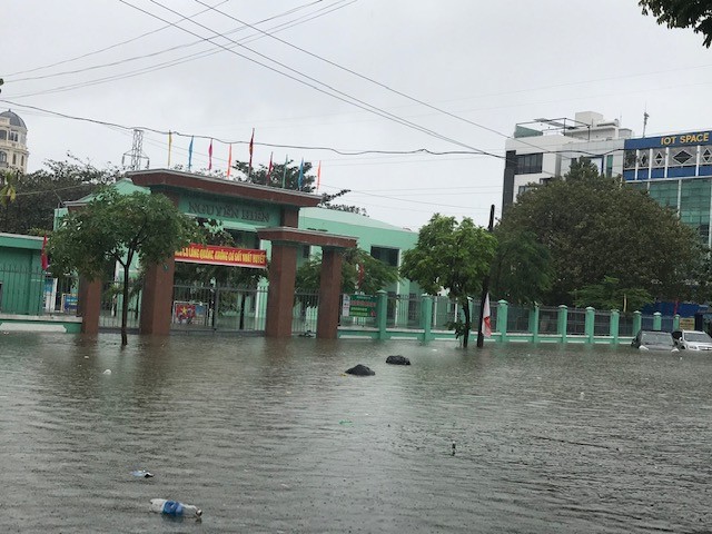 Trường THPT Nguyễn Hiền (quận Hải Châu) ngập sâu gần 1,5m