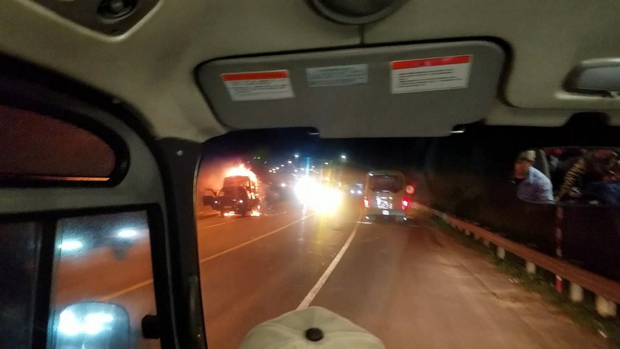 Xe cháy ngùn ngụt trên đường dẫn vào hầm Hải Vân