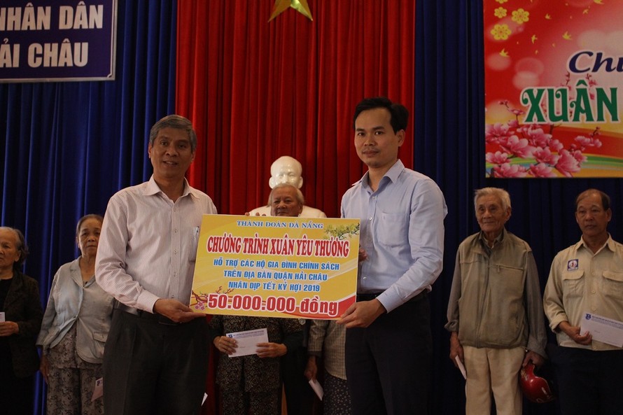 Thành đoàn Đà Nẵng trao 100 suất quà Tết cho người nghèo