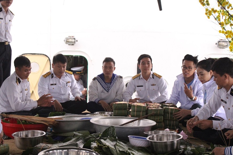 'Mùa xuân biển đảo' mang Tết sớm đến với các chiến sĩ hải quân. Ảnh: Giang Thanh