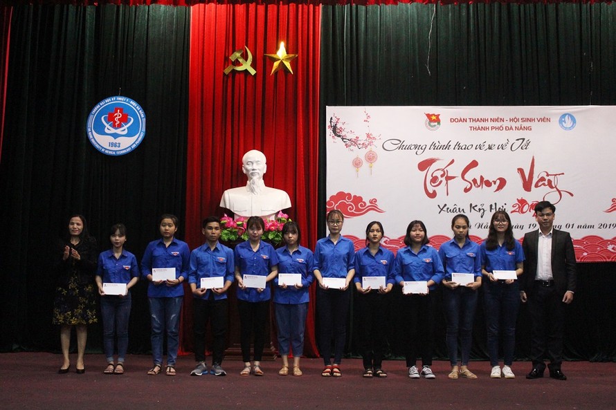 Thành đoàn Đà Nẵng trao 400 vé xe Tết cho sinh viên, công nhân