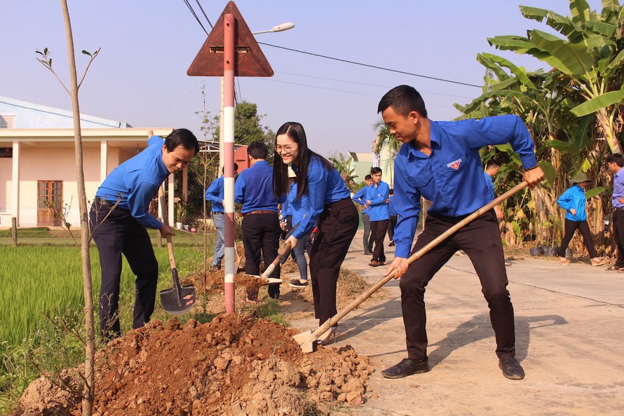 Thành đoàn Đà Nẵng trồng 400 cây xanh ra quân Tháng Thanh niên
