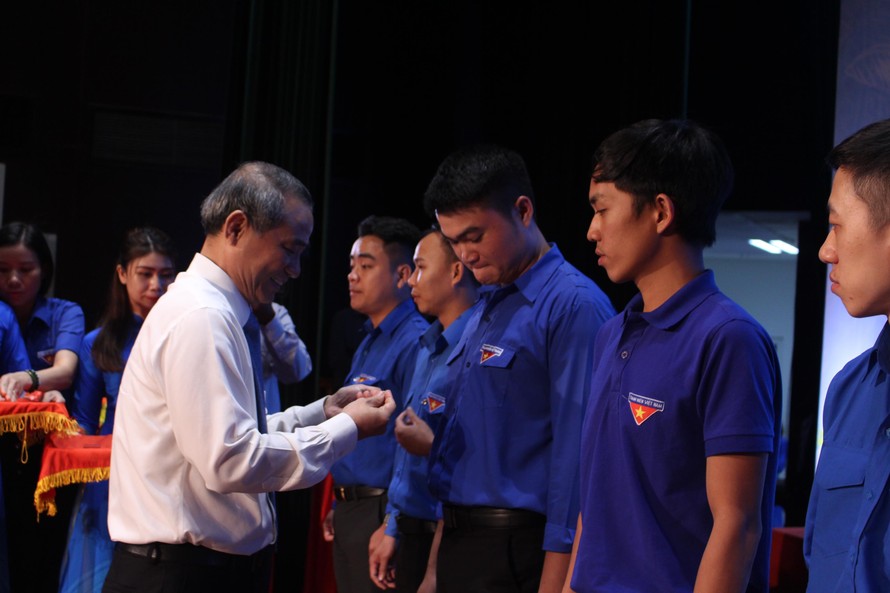 Bí thư Thành ủy Trương Quang Nghĩa trao huy hiệu búa liềm cho các đảng viên trẻ xuất ngũ dự Đối thoại tháng 3