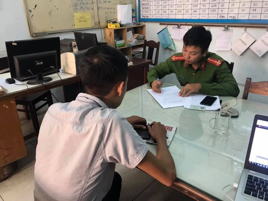 Phóng viên Trần Văn Quyên làm đơn trình báo vụ việc tại công an phường Xuân Hà (quận Liên Chiểu, Đà Nẵng) sau khi bị 1 nhóm người hành hung khi đang tác nghiệp