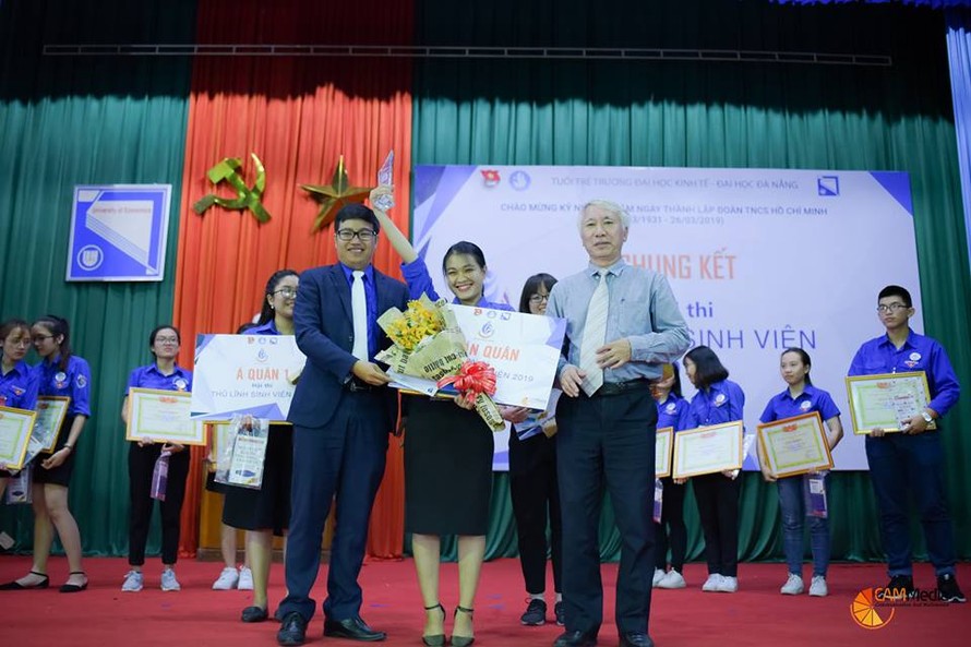 Xuất sắc vượt quá 11 thí sinh trong đêm chung kết, Ngô Thị Minh Tiên trở thành quán quân của Cuộc thi “Thủ lĩnh sinh viên” năm 2019 do Đoàn trường Đại học Kinh tế - Đại học Đà Nẵng tổ chức