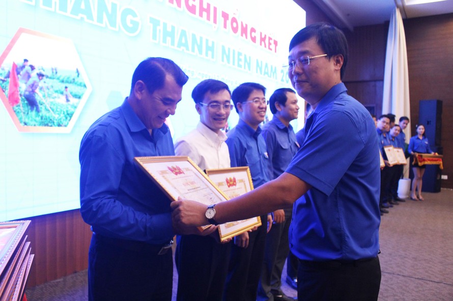 Anh Lê Quốc Phong tặng bằng khen của TƯ Đoàn cho 15 đơn vị có thành tích xuất sắc trong Tháng Thanh niên năm 2019