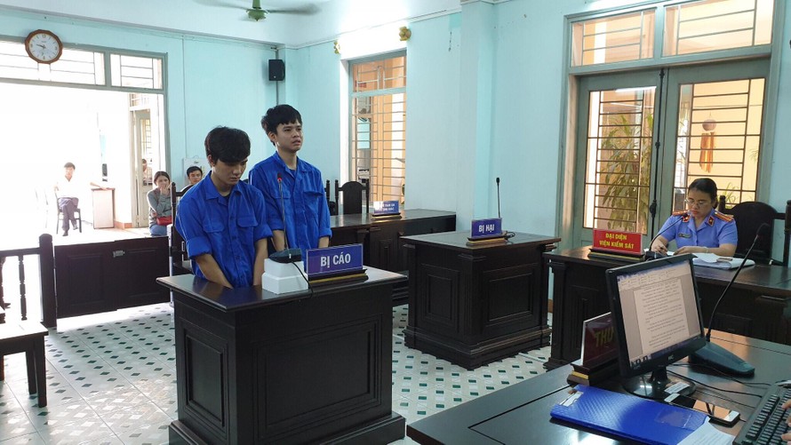 Hai bị cáo Trịnh Công Thức và Nguyễn Sỹ Hùng tại tòa