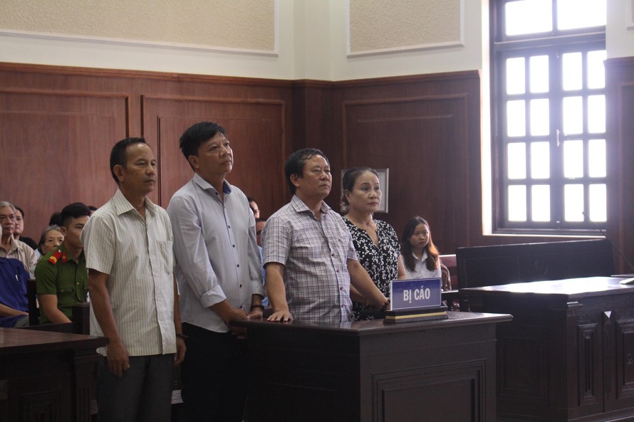 TAND cấp cao tại Đà Nẵng tuyên phạt bị cáo Trương Huy Liệu 7 năm tù, bị cáo Trần Thị Dung 3 năm tù cho hưởng án treo cùng vì tội “Buôn lậu”. Ảnh: Giang Thanh