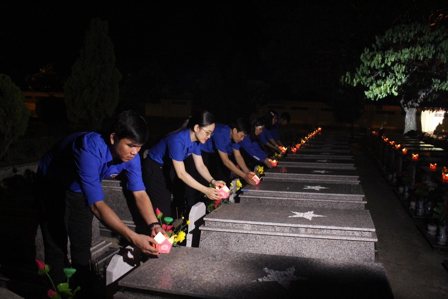 Hơn 2500 đoàn viên thanh niên thắp nến tri ân các anh hùng liệt sĩ tại 27 địa điểm trên toàn thành phố Đà Nẵng