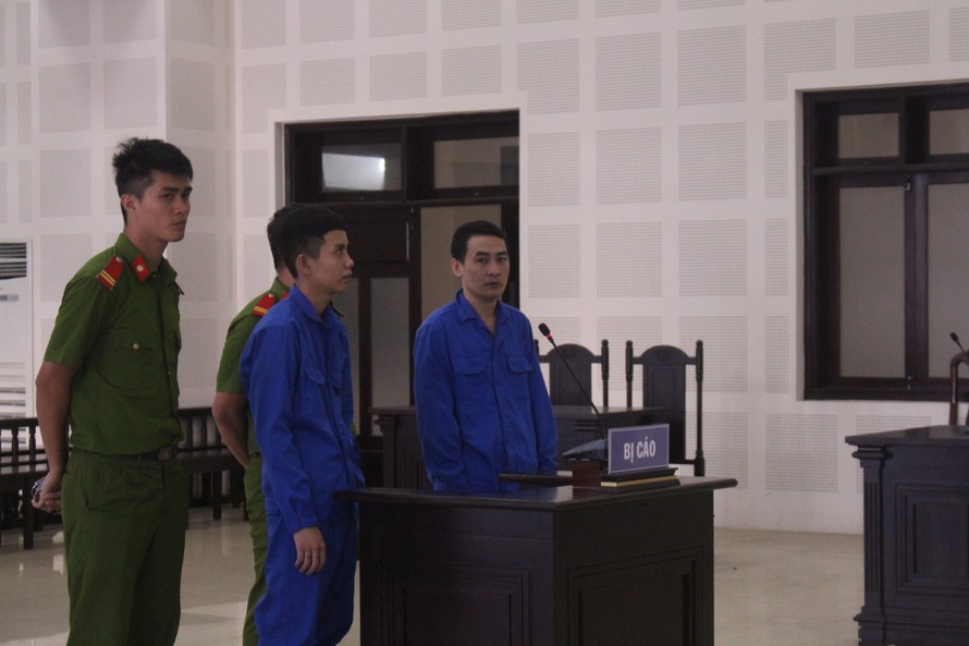 Bị cáo Phạm Thanh Phong (SN 1984) và Huỳnh Đức Vũ (SN 1999, cùng trú quận Liên Chiểu, Đà Nẵng) lĩnh mỗi người 12 năm tù vì tội “Giết người” và “Hủy hoại tài sản”