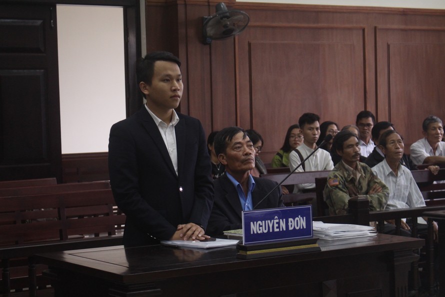 Ông Dương Văn Hòa (đang ngồi ở bục nguyên đơn) khởi kiện VKSND tỉnh Quảng Trị và đòi bồi thường gần 18 tỷ do bị khởi tố oan hơn 10 năm
