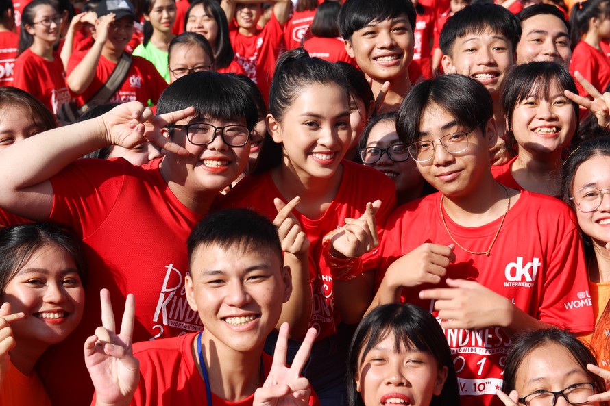 Hoa hậu Tiểu Vy cùng 1000 bạn trẻ nhảy vì sự tử tế