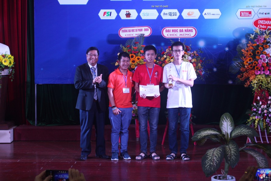 BTC trao giải vô địch cuộc thi lập trình viên ICPC Việt Nam cho đội thi đến từ ĐH Khoa học tự nhiên - ĐH Quốc gia TP Hồ Chí Minh. Các đội thi có thành tích cao tại cuộc thi ICPC Việt Nam cũng tham dự kỳ thi ICPC Châu Á lần này