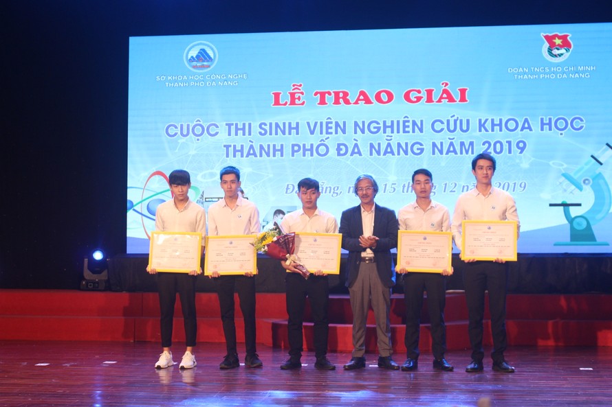 Xe gom rác thủy bộ giành giải Nhất Cuộc thi sinh viên NCKH Đà Nẵng 2019