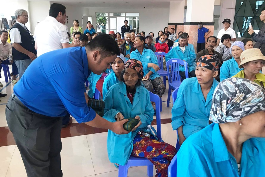 Dịp Tết Nguyên đán Canh Tý 2020, Thành đoàn Đà Nẵng trao hơn 2000 bánh chưng cho các bệnh nhân, công nhân và các hộ có hoàn cảnh khó khăn trên địa bàn