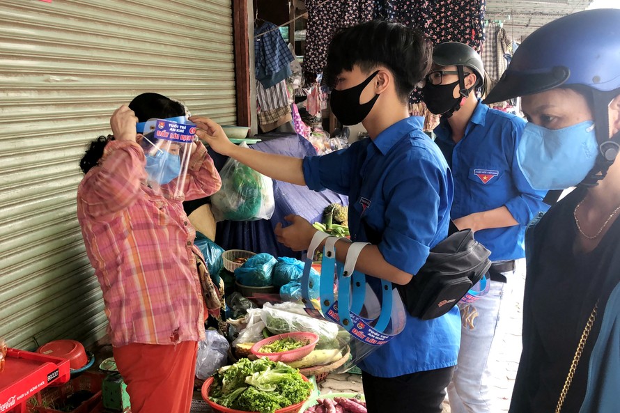 Học hỏi từ các clip hướng dẫn trên youtube, các đoàn viên thanh niên phường An Khê (quận Thanh Khê, Đà Nẵng) đã tự chế mũ chắn giọt bắn để tặng cho tiểu thương các chợ, lực lượng tham gia phòng chống dịch COVID – 19 ở phường...