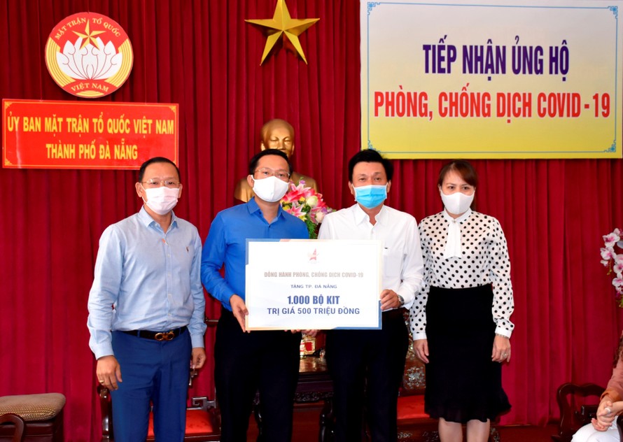 Hội Doanh nhân trẻ TP Đà Nẵng phối hợp cùng với các doanh nghiệp đã trao số tiền ủng hộ hơn 1,5 tỷ đồng (gồm tiền mặt và một số trang thiết bị) để hỗ trợ công tác phòng, chống dịch COVID - 19 trên địa bàn cho Uỷ ban MTTQ Việt Nam TP Đà Nẵng