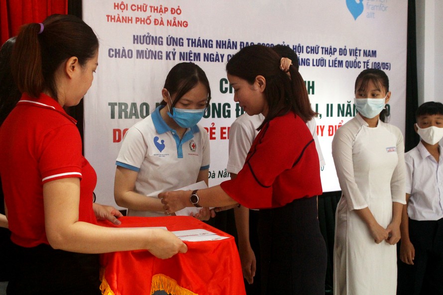 Hội Chữ thập đỏ thành phố Đà Nẵng tổ chức Chương trình trao học bổng năm 2020 cho 58 em là học sinh, sinh viên có hoàn cảnh khó khăn trên địa bàn thành phố Đà Nẵng