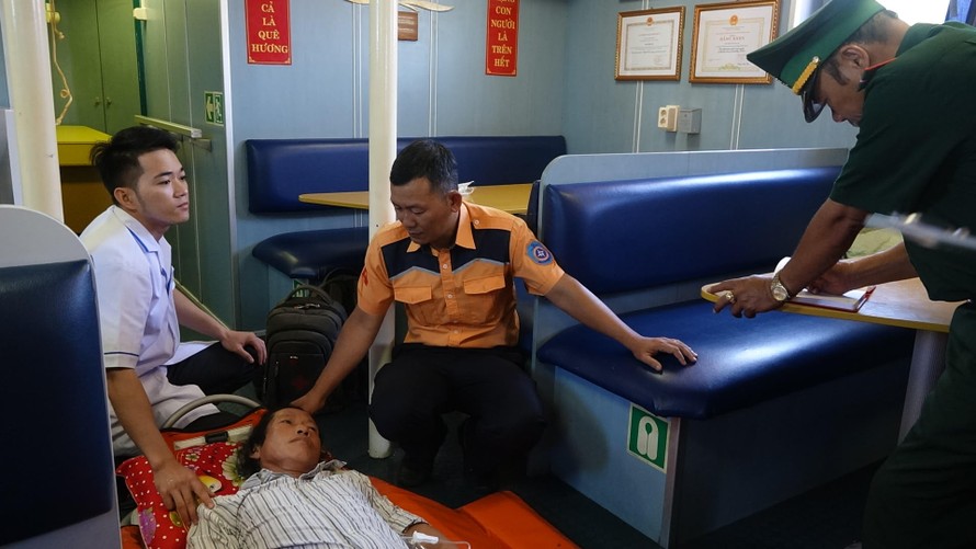 Trung tâm Phối hợp tìm kiếm cứu nạn hàng hải khu vực II Đà Nẵng (Danang MRCC) cho biết vừa cấp cứu thành công một ngư dân bị viêm ruột thừa cấp, nguy kịch trên biển