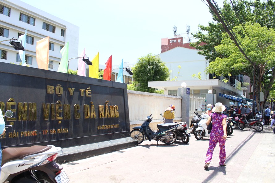 Bệnh nhân nghi nhiễm COVID - 19 tại Đà Nẵng đã được chuyển từ Bệnh viện C sang Bệnh viện Đà Nẵng để điều trị. Hiện, bệnh nhân phải thở máy