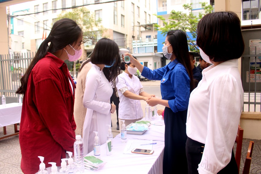 Sở GD&ĐT TP Đà Nẵng yêu cầu các trường có điểm thi tốt nghiệp THPT năm 2020 phải thực hiện nghiêm các biện pháp phòng chống dịch COVID – 19 sau khi địa phương này phát hiện 1 ca nghi nhiễm COVID - 19 đã dương tính 3 lần