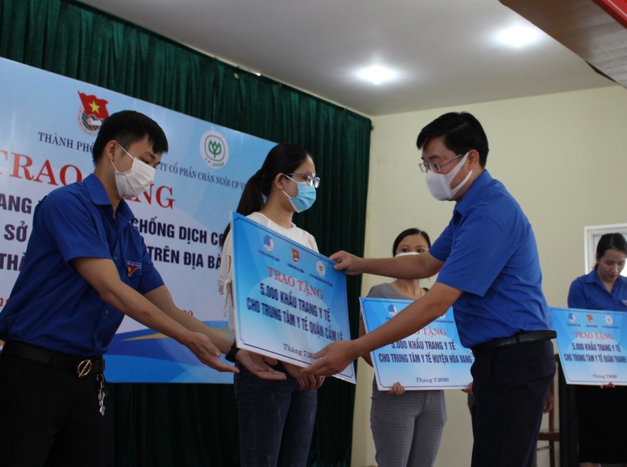 Trước tình hình dịch bệnh COVID - 19 diễn biến phức tạp tại Đà Nẵng, TƯ Hội LHTN Việt Nam đã trao tặng 300 ngàn khẩu trang y tế cho thành phố Đà Nẵng để phục vụ công tác phòng, chống dịch bệnh COVID -19