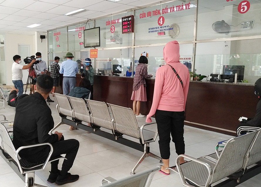 Trưa 28/7, nhiều du khách trả vé tại ga Đà Nẵng vì không còn chuyến tàu nào về quê - ảnh Tr. T