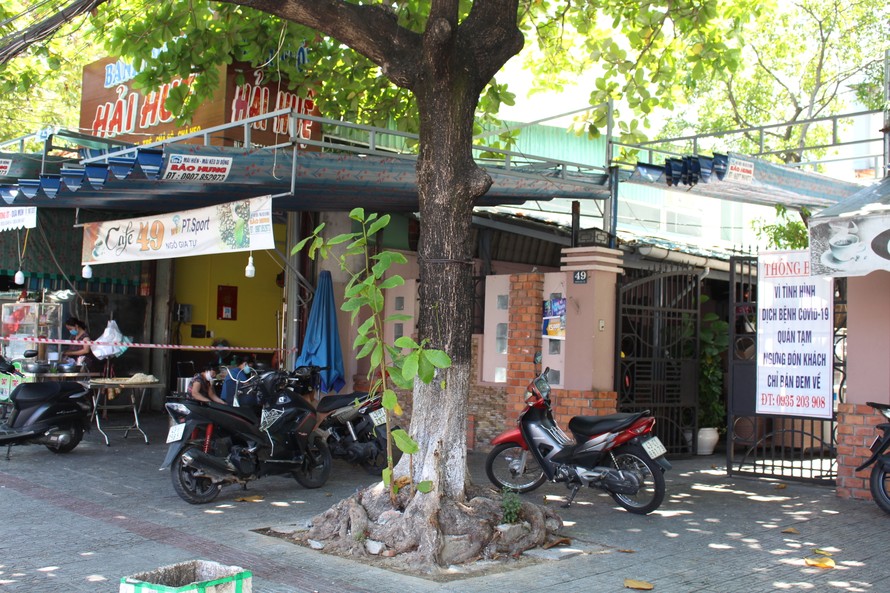 Từ 13h hôm nay (30/7), các cửa hàng kinh doanh ăn uống tại Đà Nẵng đều phải tạm dừng hoạt động, kể cả hoạt động bán hàng qua mạng, bán mang về. Ảnh: Giang Thanh