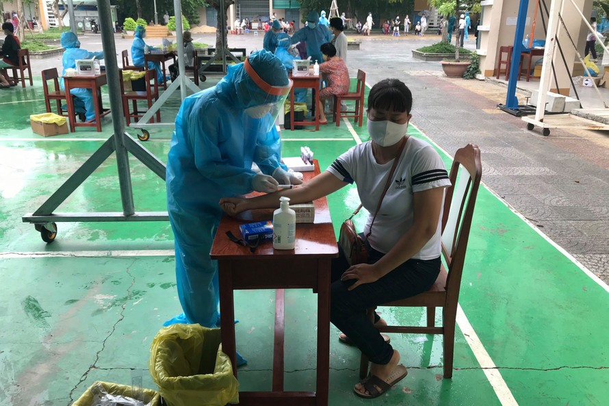 Toàn bộ người dân trong khu dân cư dọc tuyến đường quanh các bệnh viện, đang bị phong tỏa (phường Thạch Thang, quận Hải Châu, Đà Nẵng) đã được các y bác sĩ lấy mẫu xét nghiệm COVID – 19