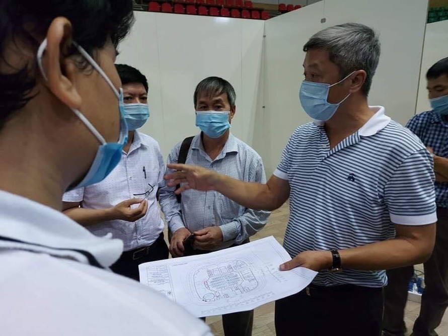 Thứ trưởng Bộ Y tế Nguyễn Trường Sơn, Trưởng Bộ phận thường trực đặc biệt chống dịch COVID-19 của Bộ Y tế tại Đà Nẵng đã đi kiểm tra công tác xây dựng cơ sở điều trị COVID - 19 tại Cung thể thao Tiên Sơn