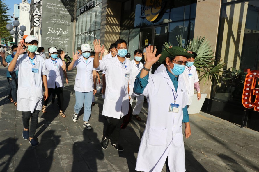 Chiều 6/8, Đoàn công tác gồm 25 y bác sĩ của Bình Định đã đến TP Đà Nẵng, sẵn sàng hỗ trợ Đà Nẵng phòng chống dịch COVID – 19