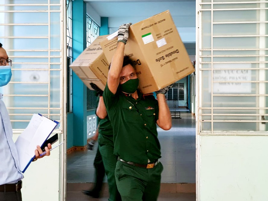 50 tấn vật tư y tế vừa được Bộ Y tế vận chuyển đến Đà Nẵng để phục vụ công tác phòng, chống dịch bệnh COVID – 19 ở địa phương này. Ảnh: X.Q