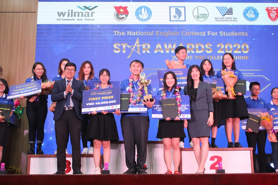 Xuất sắc vượt qua 5 đối thủ đến từ Hà Nội, TP Hồ Chí Minh, Thái Nguyên, Huế, Cần Thơ, đội thi Đà Nẵng xuất sắc giành quán quân cuộc thi Tiếng Anh trong sinh viên - Star Awards 2020