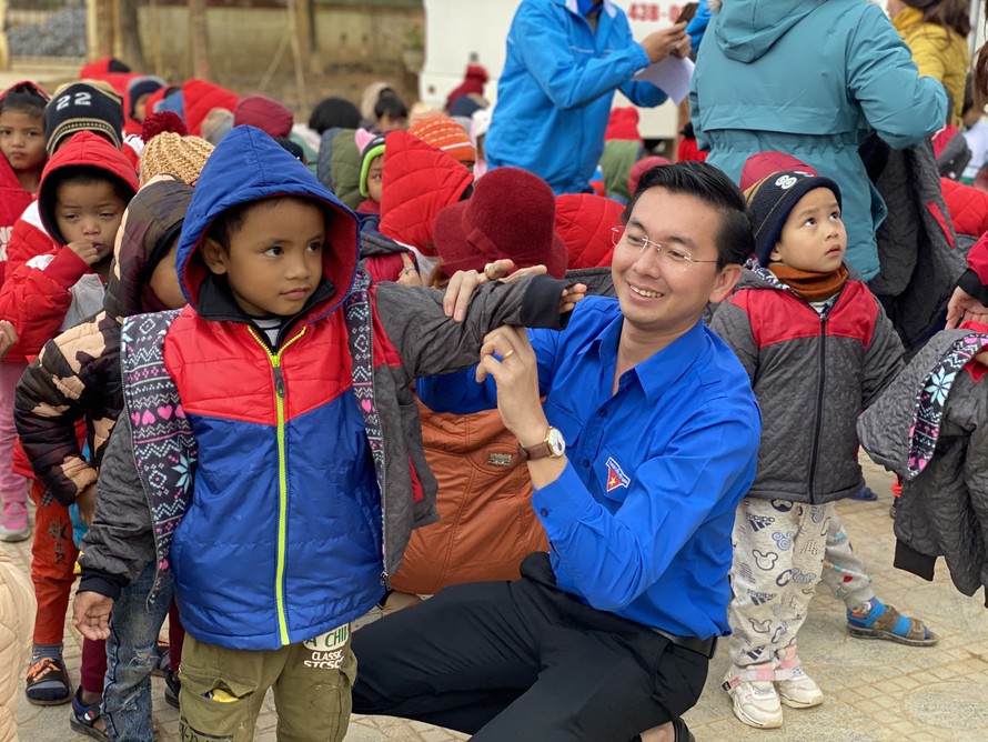 Hàng trăm chiếc áo ấm, các suất học bổng đã được Thành Đoàn, Hội đồng Đội TP Đà Nẵng mang đến với các em khó khăn ở vùng núi khó khăn các tỉnh Quảng Bình, Quảng Trị