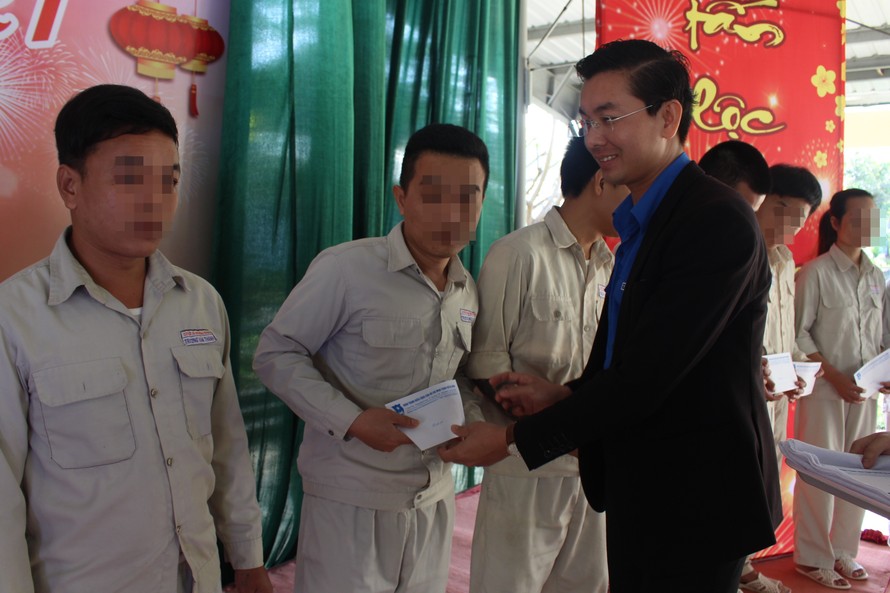 Anh Nguyễn Bá Duân, Phó Bí thư Thành Đoàn Đà Nẵng trao quà Tết cho những học viên có thành tích cải tạo tốt