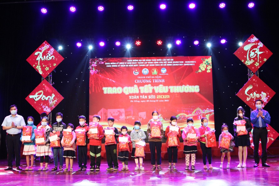 Thành Đoàn - Hội đồng Đội TP Đà Nẵng trao 30 suất quà và 200 phần quà Tết cho các em học sinh, thiếu nhi trên địa bàn