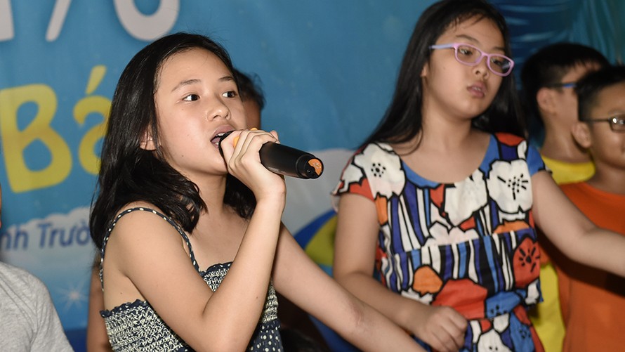 Con gái đạo diễn Trần Lực say sưa thể hiện ca khúc “Bống bống bang bang“