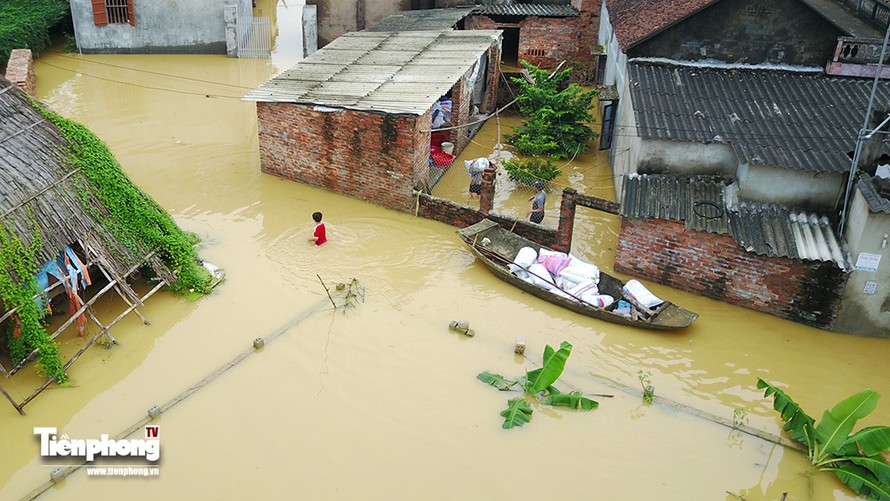 Người dân Hà Nội bơi thuyền vào nhà sau sự cố nước tràn đê